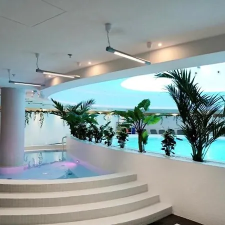 Hanza Tower - 22 Jacuzzi & Pool & Sauna Апартаменты